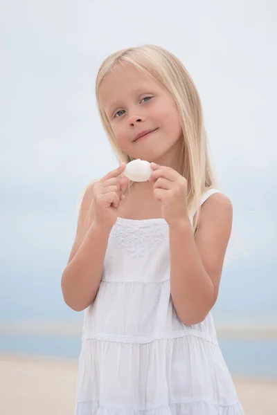 Mooi jong meisje op het strand — Stockfoto