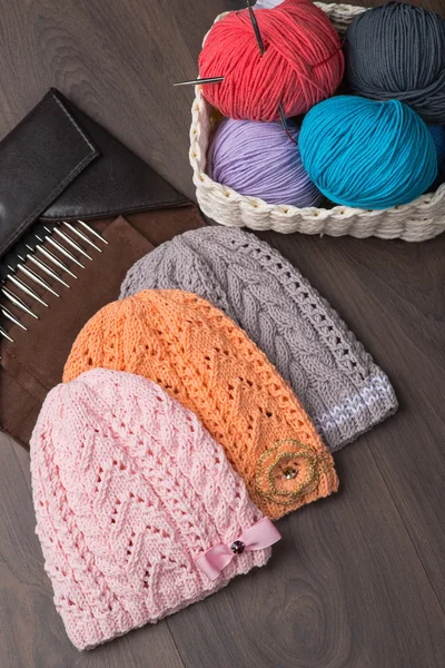 Handmade knitted hats with knitting accessories Stock Obrázky