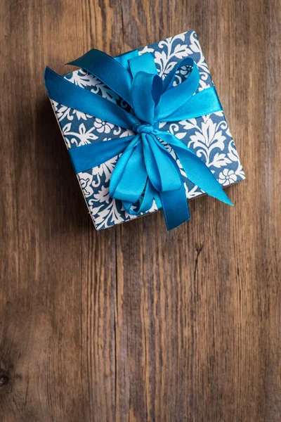 Scatola regalo di Natale vintage con fiocco blu sulla superficie di legno — Foto Stock