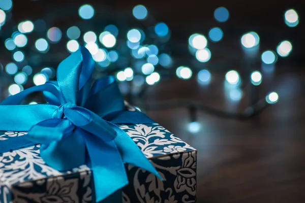 Caja de regalo de Navidad vintage con lazo azul en la superficie de madera — Foto de Stock