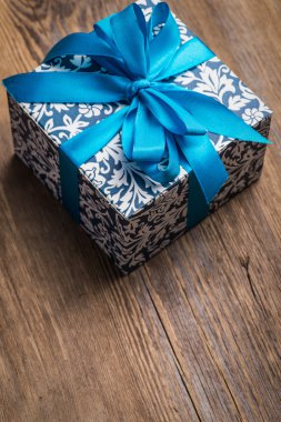 Vintage Noel hediye kutusu ahşap yüzey üzerinde mavi fiyonklu