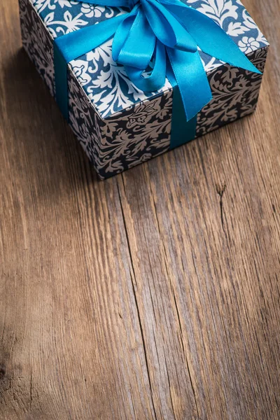 Scatola regalo di Natale vintage con fiocco blu sulla superficie di legno — Foto Stock