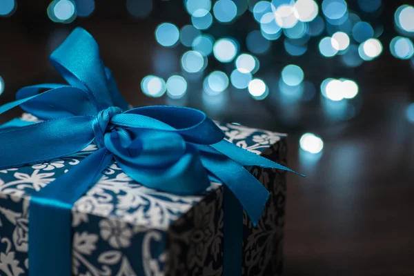 Caixa de presente de Natal vintage com laço azul na superfície de madeira — Fotografia de Stock