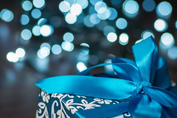 Caixa de presente de Natal vintage com laço azul na superfície de madeira — Fotografia de Stock