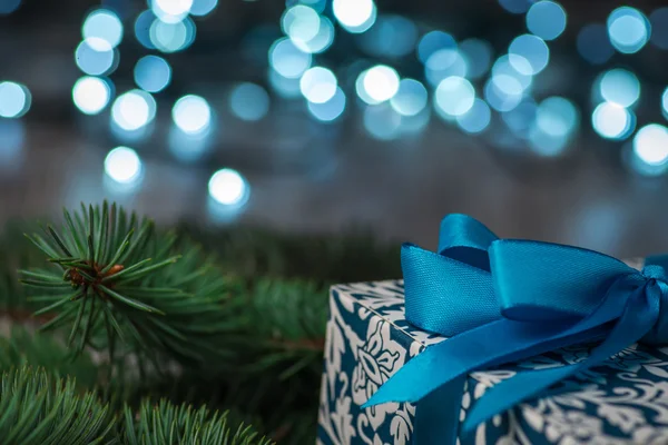 Caja de regalo de Navidad vintage con lazo azul en la superficie de madera — Foto de Stock