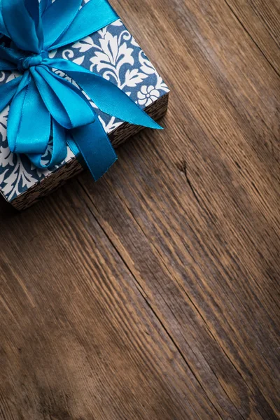 Scatola regalo di Natale vintage con fiocco blu sulla superficie di legno — Foto Stock