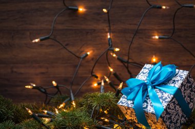 Mavi yay ve köknar dalı ışıkları Noel hediye kutusu