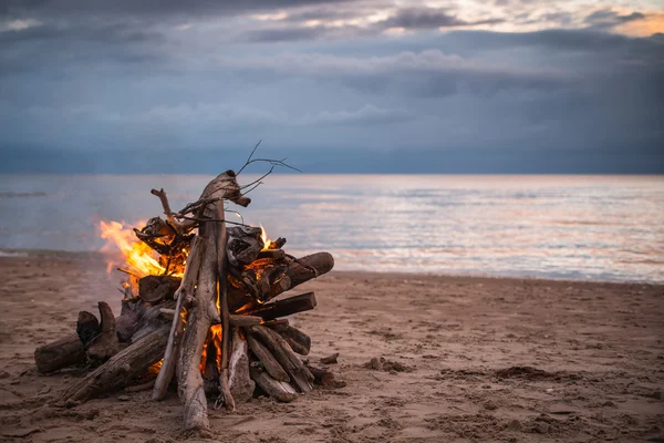 Feu de joie à la plage avec des nuages spectaculaires — Photo