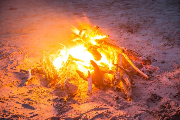 Feu de joie à la plage avec des nuages spectaculaires — Photo