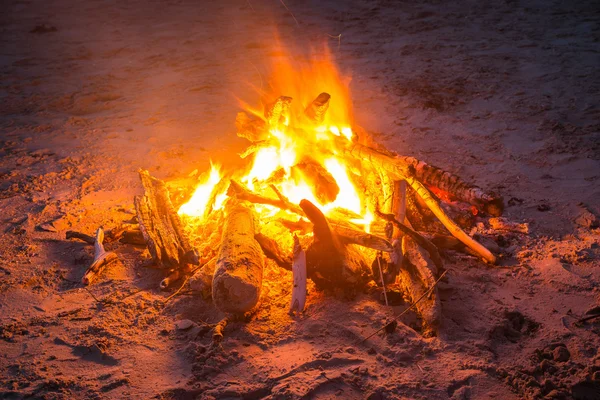 Feu de joie à la plage avec des nuages spectaculaires — Photo