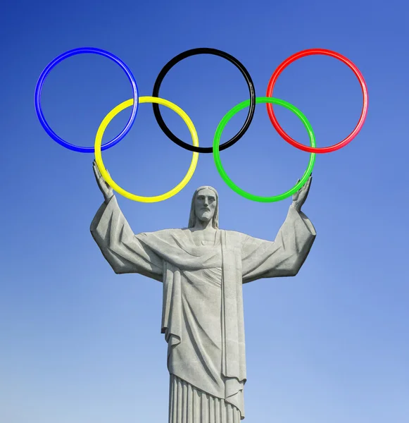 Rio 2016. Cristo Redentor, no topo da montanha do Corcovado, no Rio de Janeiro. Segurando anéis olímpicos . — Fotografia de Stock