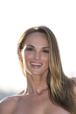 Açık havada bir kadın portresi.