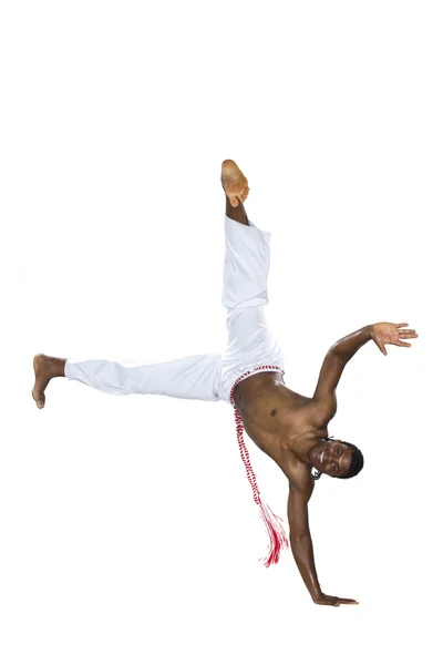Capoeira, Homem Brasileiro de pé de uma mão, calças brancas . — Fotografia de Stock
