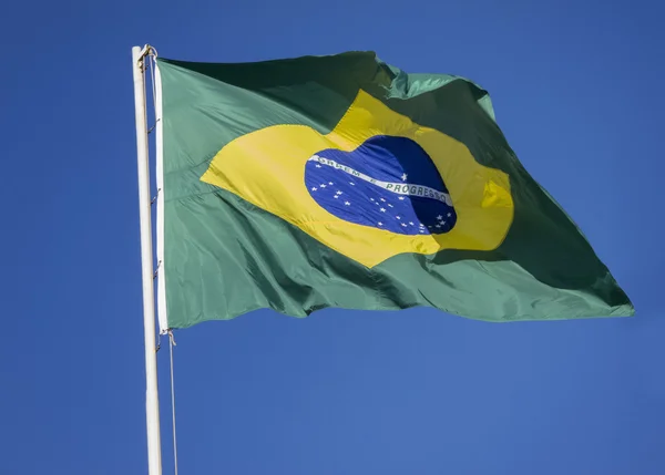 Bandeira Brasileira em um céu azul — Fotografia de Stock