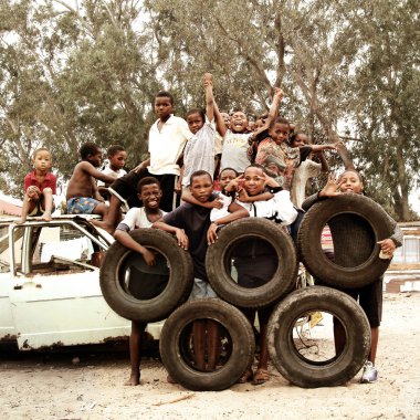 Lastikler İlçesi, Güney Afrika ile Olimpiyat daire yapma çocuk.
