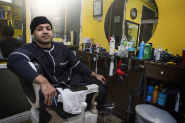 Kuaför dükkânında poz.