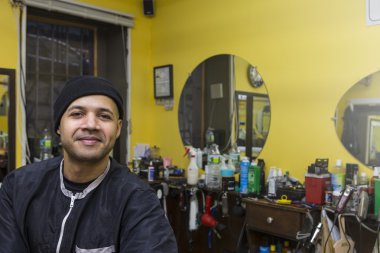 Kuaför dükkânında poz.