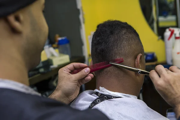 Peluquero recorta el pelo del cliente, de cerca . — Foto de Stock