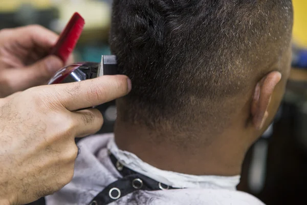 Barbeiro aparas cabelo do cliente, close-up . — Fotografia de Stock