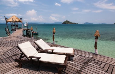 Deniz ve adalar arka planda bırakarak köprüsü üzerinde güneşlenme yatakları