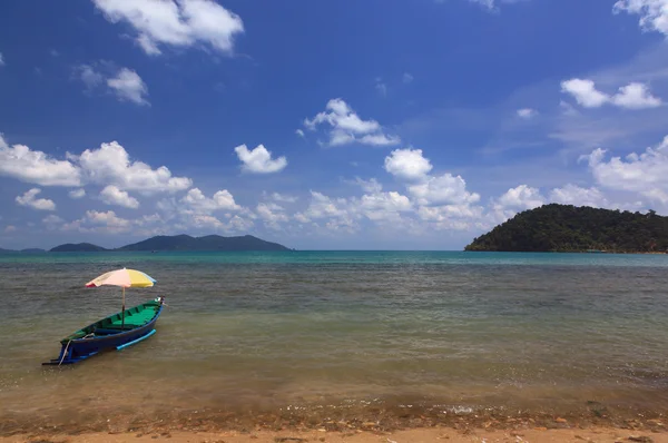 Barco en el mar con las islas y la vegetación tropical — Foto de Stock