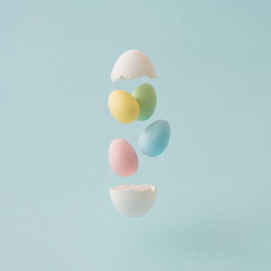 Yumuşak mavi renkte pastel renkte uçan Paskalya yumurtası. Asgari konsept. 