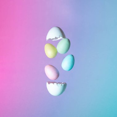 Modayı takip eden mavi ve pembe renkli pastel renkli Paskalya yumurtaları. Asgari estetik. 