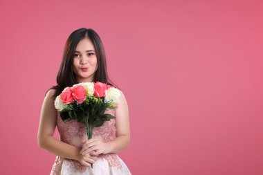 Sevimli kız pembe Valentine arka plan üzerinde