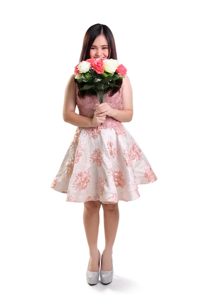 Ντροπαλό κορίτσι και λουλούδια ολόσωμο απομονωθεί — Φωτογραφία Αρχείου