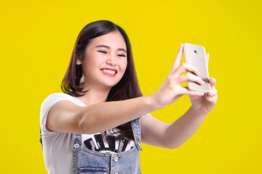 Selfie, sarı alarak sevimli gülümseyen kız