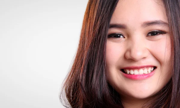 Vértes arca aranyos ázsiai mosolyog, elkülönített másolatot tér — Stock Fotó
