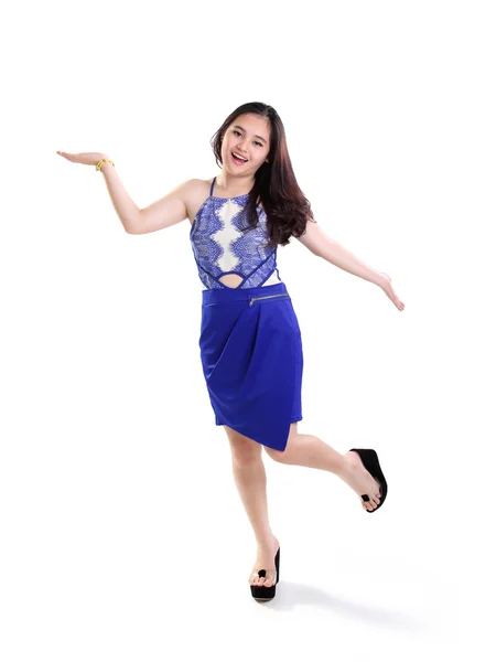 Tanzendes Mädchen in blauer Mode — Stockfoto