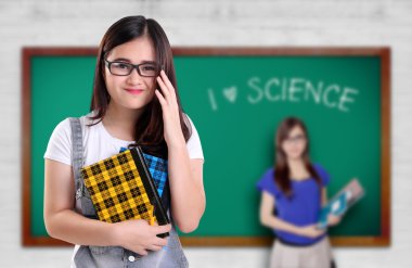 Şirin bilim nerd bir sınıfta