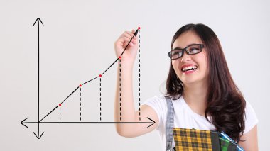 Eğlenceli öğrenci bir grafik çizer