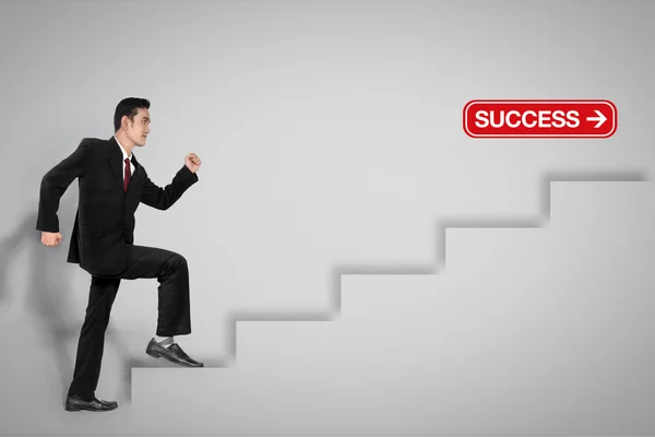Бизнесмен на лестнице к успеху — стоковое фото