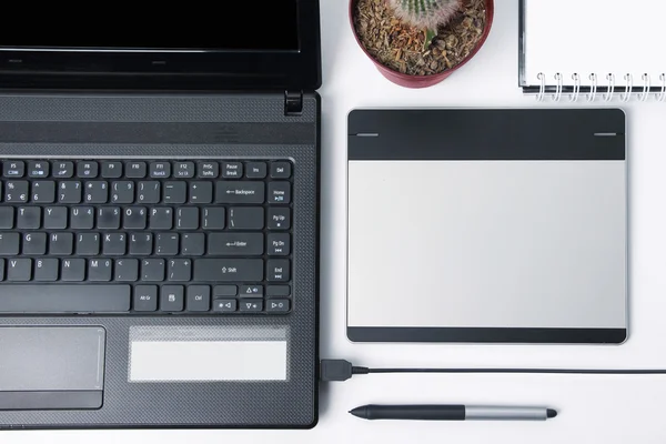 Yaratıcı çalışma malzemeleri düz beyaz üzerinde yatıyordu