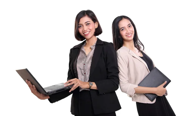 Dva profesionální ženy představují s notebooky — Stock fotografie