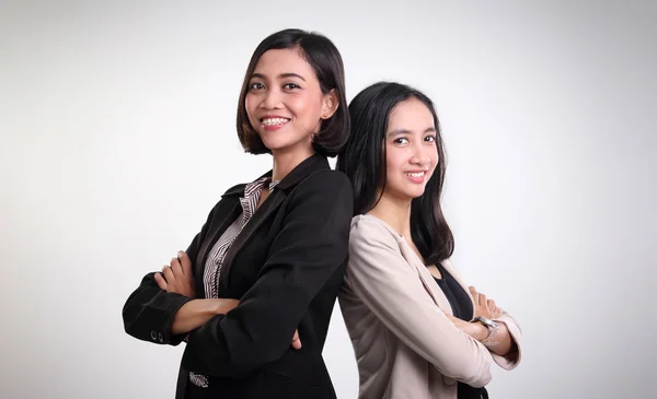 Dos mujeres profesionales confiadas posando — Foto de Stock