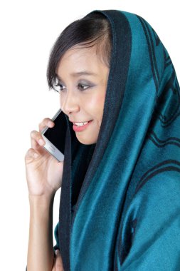 Müslüman kadının telefon görüşmesi yapması yan profili