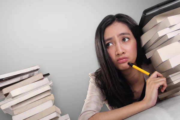 Wanhopige school meisje denken opzoeken — Stockfoto