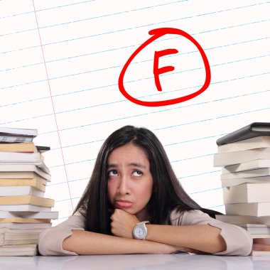Kötü not - F işareti kağıt üzerinde olan öğrenci
