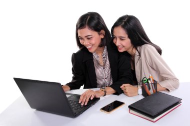 Birlikte laptop kullanma kadın Ofis çalışanları