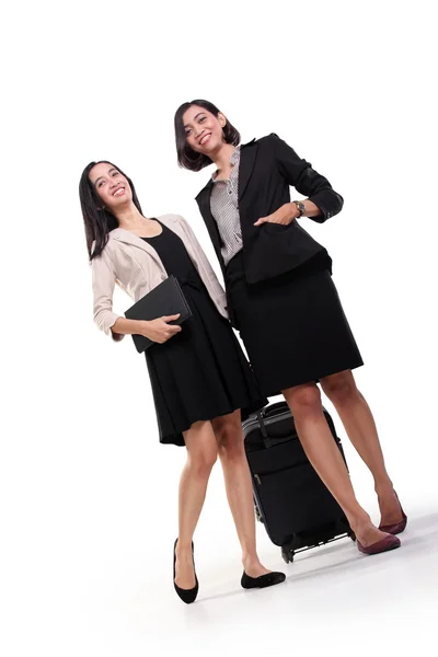 Dos mujeres profesionales caminando, de cuerpo entero — Foto de Stock