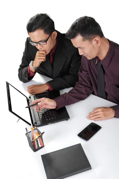 Affärsmän diskutera något på laptop — Stockfoto