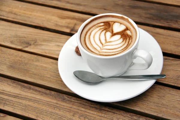 Cappuccino sur table en bois gros plan — Photo