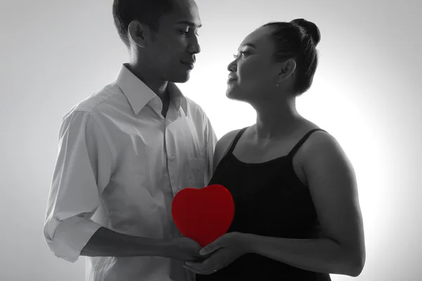 轮廓的夫妇牵着红色的心 — 图库照片