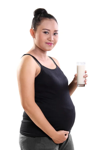 Donna incinta sana che tiene un bicchiere di latte — Foto Stock