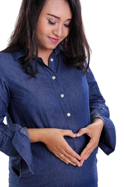 Zwangere vrouw hart vorm maken op haar buik — Stockfoto