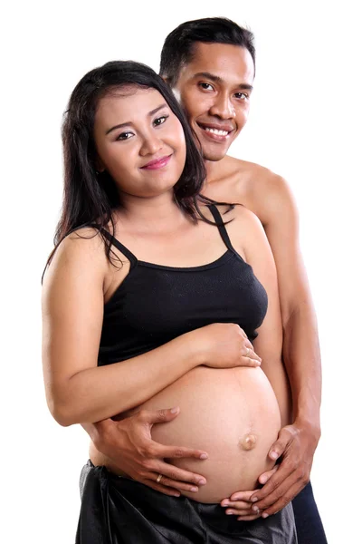 Gelukkige Aziatische paar verwachten baby — Stockfoto