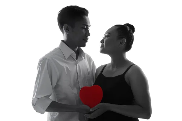 Echtpaar met rood hart, geïsoleerde silhouet — Stockfoto